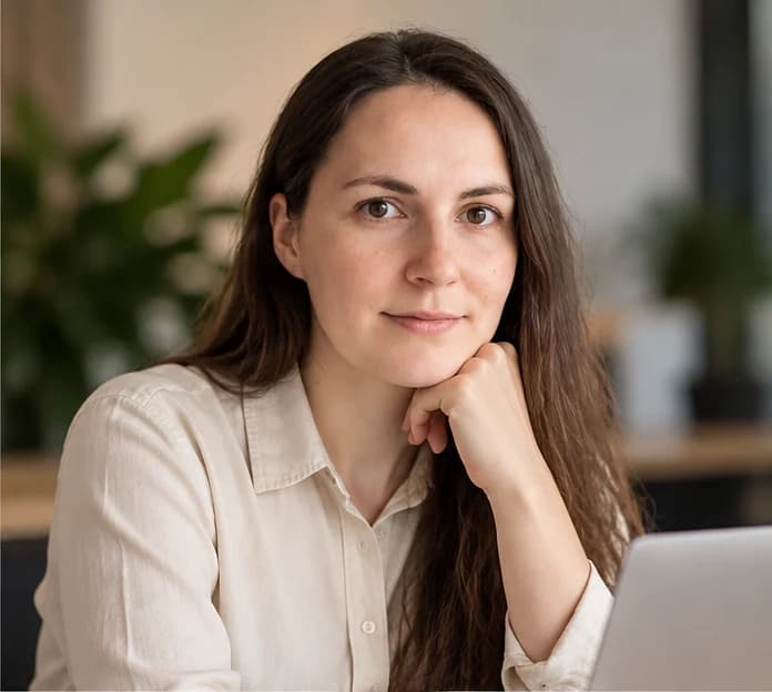 Hanna Railė working at her computer